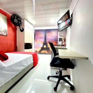 1 dormitorio con 1 cama, escritorio y TV en 703 Hermoso Apartasuite cerca al barrio Laureles, en Medellín