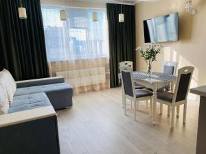 ein Wohnzimmer mit einem Tisch und einem Sofa in der Unterkunft ISMAIL LUX 2 Rooms apartment CENTRE CHISINAU in Chişinău