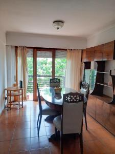 a dining room with a table and chairs and a kitchen at Departamento 2 amb con 1 dormitorio por Plaza Mitre in Mar del Plata