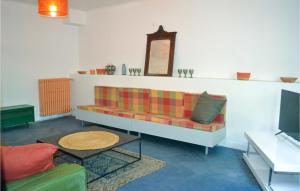 una sala de estar con un sofá y una mesa en 2 Bedroom Cozy Apartment In Bergerac, en Bergerac