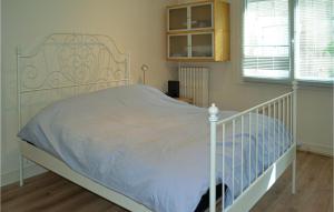 1 dormitorio con 1 cama con marco blanco en 2 Bedroom Cozy Apartment In Bergerac, en Bergerac
