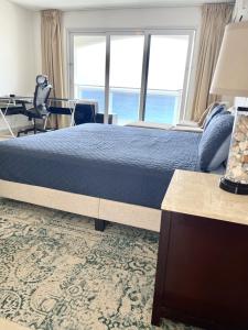 - une chambre avec un lit, un bureau et une fenêtre dans l'établissement Sunset Beach View - Luxury Studio next to The Morgan Resort, à Maho Reef