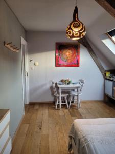 Postel nebo postele na pokoji v ubytování Escale Chambre d'hôtes Au coeur du vieux Profondeville entre Namur et Dinant
