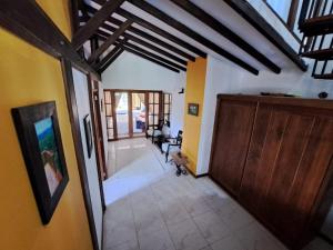 - un couloir dans une maison dotée d'un plafond en bois dans l'établissement El Portal de Mariana, à Pereira