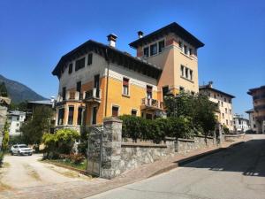 duży budynek po stronie ulicy w obiekcie VILLA ESTER -Residenze dolomitiche- w mieście Pieve di Cadore