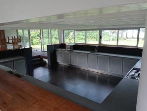 Una cocina grande con encimera y fregadero. en Solwata House, On the Water Sleeps 6, en Port Vila