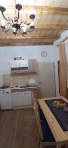 - une cuisine avec une table en bois et un plafond en bois dans l'établissement Kuća Zdravka Goč, à Goč