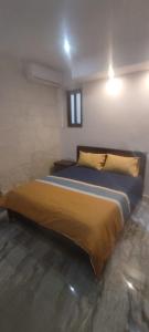 a bedroom with a large bed with yellow sheets at L-irdoss in Vittoriosa