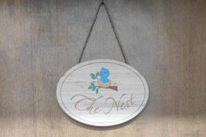a plate with a bird on it with the words be nice at The Nest Nord-Est in Treviso