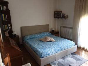 een slaapkamer met een bed met een kussen erop bij The Nest Nord-Est in Treviso