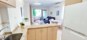 Kuchyňa alebo kuchynka v ubytovaní Apartamento La Felicidad II by DENIA COSTA + 37 fotografií