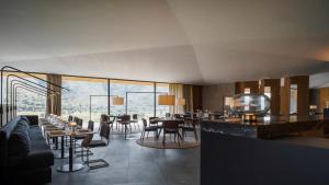 um restaurante com mesas e cadeiras e uma grande janela em La Galiana Golf Resort - Adults Only em Barraca de Aguas Vivas
