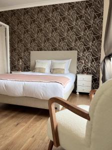 Un pat sau paturi într-o cameră la La Maison de Louisette