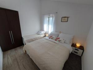 Vila Kraljica في مالينسكا: غرفة نوم صغيرة بها سرير ونافذة