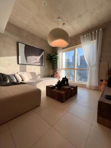 um quarto grande com uma cama e uma janela grande em Lovely Dubai Eye & Sea View, 3 mints to beach no Dubai