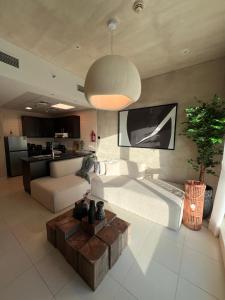 uma sala de estar com uma cama grande e uma cozinha em Lovely Dubai Eye & Sea View, 3 mints to beach no Dubai