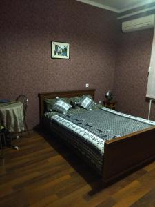 ヴィーンヌィツャにあるGostevoy Apartmentのテーブル付きの部屋にベッド付きのベッドルームがあります。