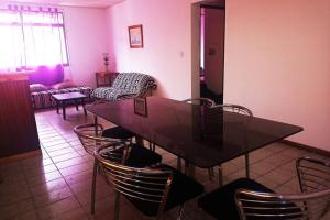 y sala de estar con mesa de comedor y sillas. en Departamento Bombal Mendoza en Mendoza