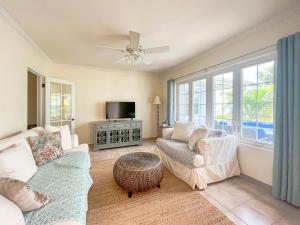 - un salon avec un canapé et une télévision dans l'établissement Villa Sea Haven at Orange Hill Beach - Private Pool, à Nassau