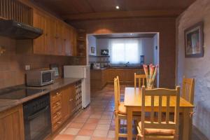 une cuisine avec une table et une cuisine avec une table et des chaises dans l'établissement Casa Hugo, à Tías