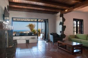 un salon avec un canapé et une table dans l'établissement Casa Hugo, à Tías