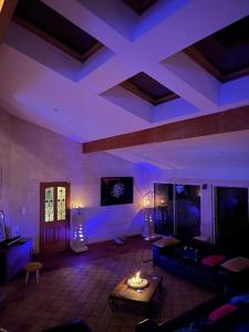una sala de estar con luces azules en una habitación en La villa bella en Abzac