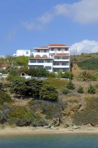 un edificio en la cima de una colina junto al océano en Nora Norita, en Batsi