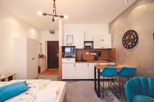 Zimmer mit einem Bett und einer Küche mit einem Tisch in der Unterkunft Central Square Apartment in Banja Luka