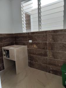 een badkamer met een wastafel en een spiegel bij Apartamento Boutique San Gil - Pinchote in Pinchote