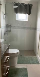 Ένα μπάνιο στο Seamist villa @Oceanpointe Lucea comfy 2BR w/pool gym & parking
