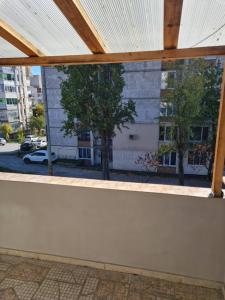 uma vista de um edifício a partir de uma janela em House Slava em Veliko Tarnovo