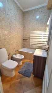 y baño con aseo, lavabo y bañera. en Santa Clara Apartments, en Ponta Delgada