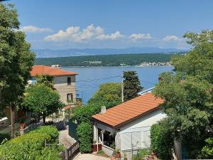 une maison avec vue sur une étendue d'eau dans l'établissement Vila Kraljica, à Malinska