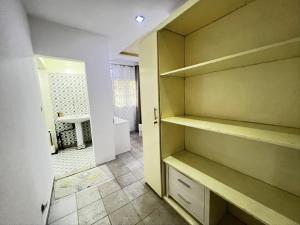 a bathroom with a walk in closet with a sink at Appartement Cosy au Centre des Mamelles By Hestia Lights in Dakar