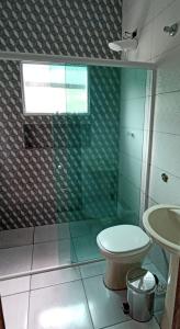 La salle de bains est pourvue de toilettes et d'un lavabo. dans l'établissement Casa URSULINA 2, à Mongaguá