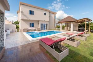 La alberca dentro o cerca de The Green Palms 5 Bedroom villa with pool / garden