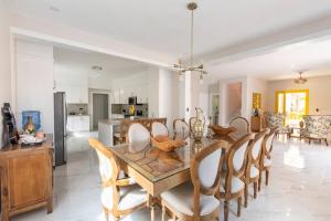 Un lugar para sentarse en The Green Palms 5 Bedroom villa with pool / garden