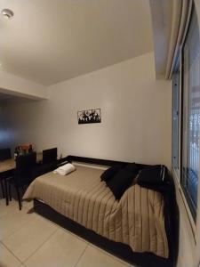 - une chambre avec un lit et une table dans l'établissement Shanti Alojamiento Monoambiente y Departamento, à Mendoza