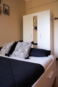 1 dormitorio con 1 cama con armarios blancos en Le Case di Sonia DEL CORSO CIV 25 Fucecchio en Fucecchio