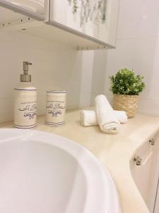 Un lavabo de baño con dos botellas de jabón y toallas. en Apartment in the Best Location in Lisbon, en Lisboa 27 fotos más