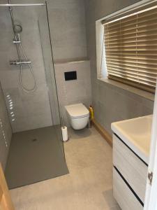 une salle de bains avec douche, toilettes et lavabo dans l'établissement Crab Cottage, à Wells-next-the-Sea 27 autres photos