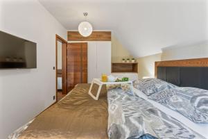 เตียงในห้องที่ Apartment Adélka 104, private wellness - whirlpool, sauna, parking