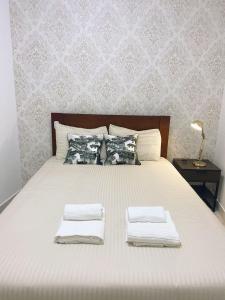 Un dormitorio con una cama con dos toallas encima. en Apartment in the Best Location in Lisbon, en Lisboa