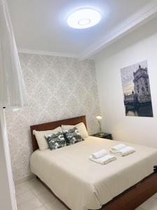 un dormitorio con una cama en una habitación con en Apartment in the Best Location in Lisbon, en Lisboa