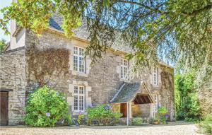 En have udenfor Cozy Home In Taulé With Kitchen