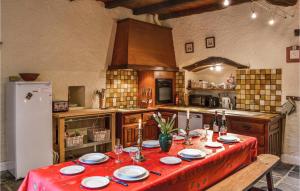 Køkken eller tekøkken på Cozy Home In Taulé With Kitchen