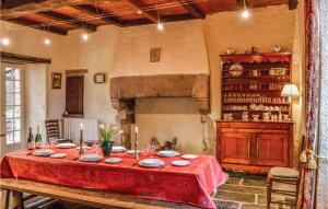 una mesa en una habitación con un mantel rojo en Cozy Home In Taul With Kitchen, en Taulé