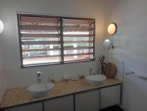 baño con 2 lavabos y ventana en Solwata House, On the Water Sleeps 6, en Port Vila 5 fotos más