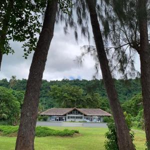 una casa en medio de un campo con árboles en Solwata House, On the Water Sleeps 6, en Port Vila