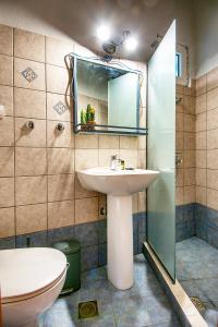 Ένα μπάνιο στο Elyzabeth Garden Apartment